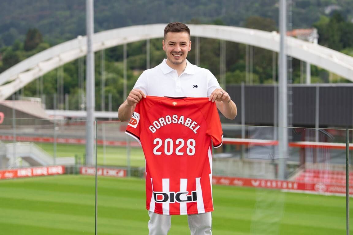 El lateral guipuzcoano Andoni Gorosabel posa con la camiseta rojiblanca en las instalaciones de Lezama.