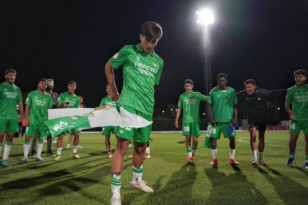 Morante, sacando el capote tras ganar al Sevilla en un derbi