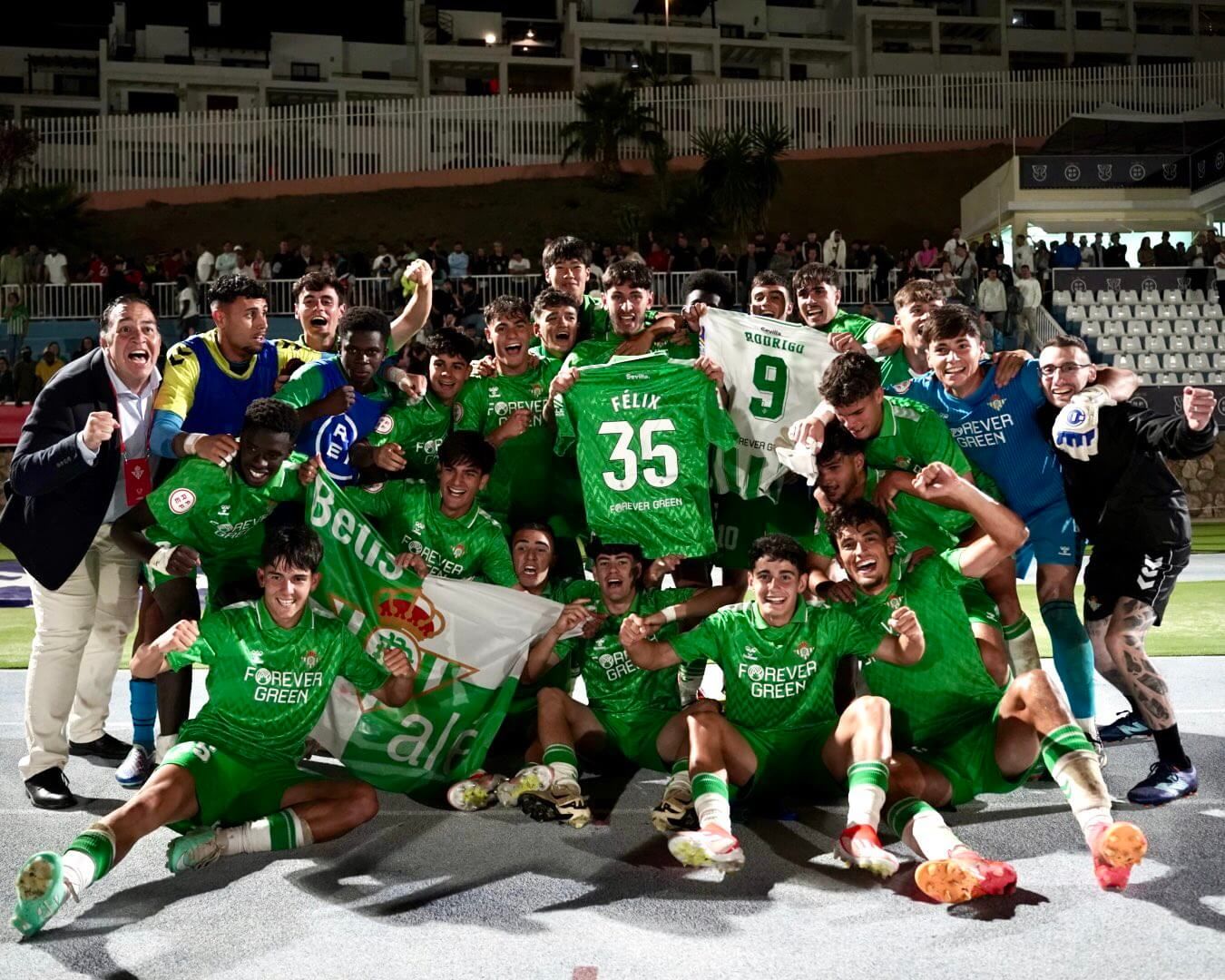 El Betis División de Honor celebra el pase a la final.