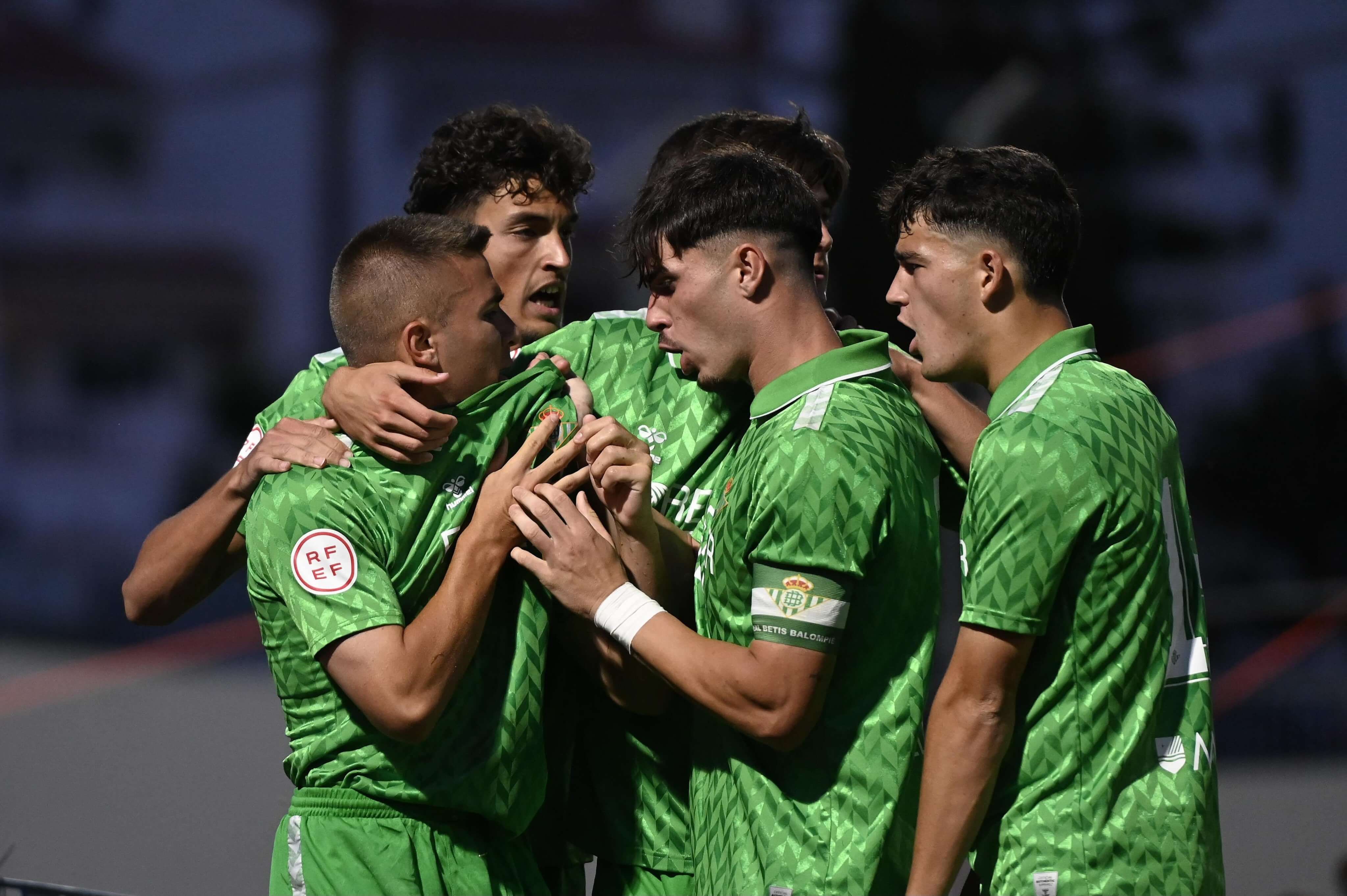  El Betis Juvenil celebra uno de los goles ante el Sevilla.