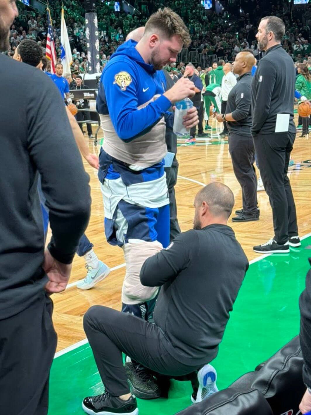 Luka Doncic tratándose del tórax antes de las finales de la NBA (Redes Sociales)