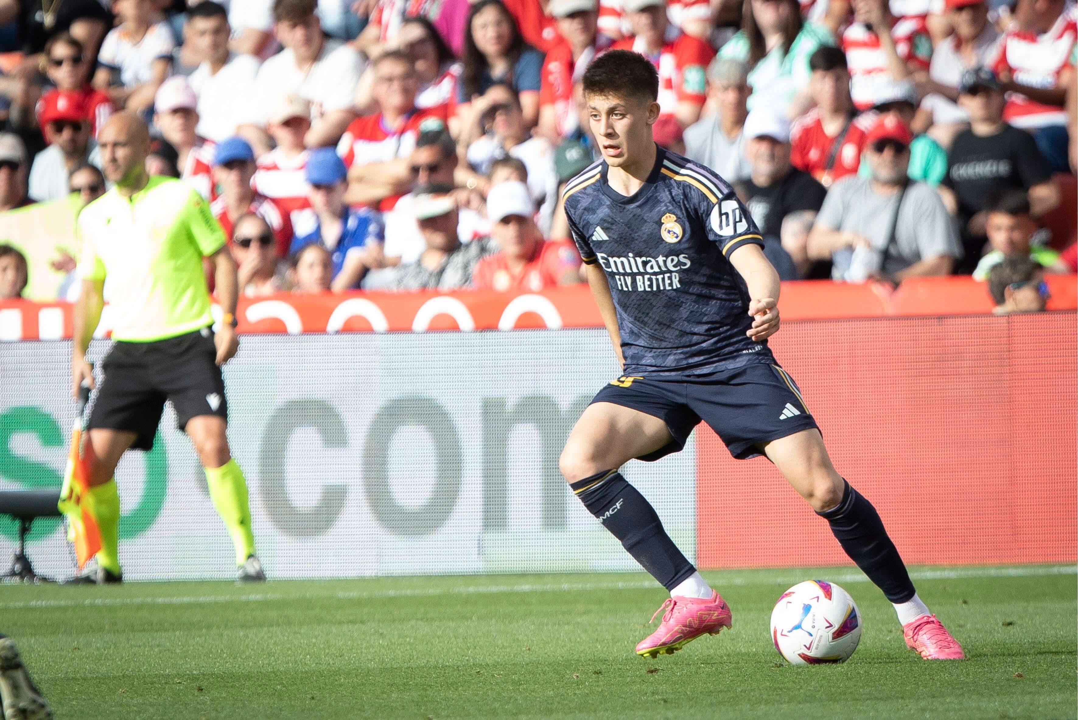  Arda Güler conduce el balón en el Granada-Real Madrid.