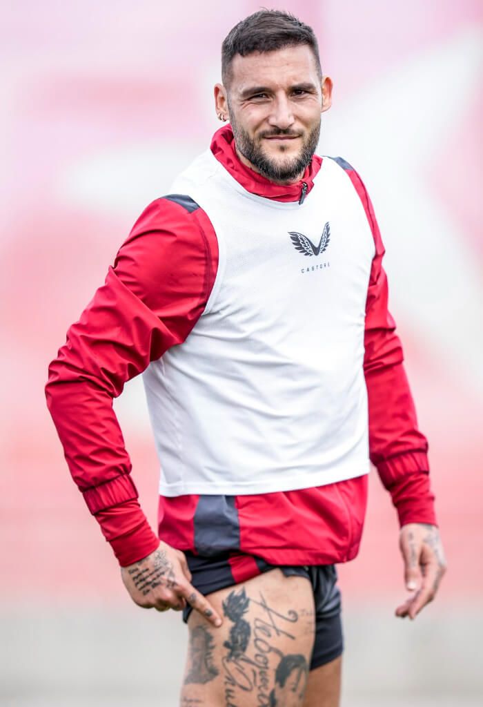  Gudelj señalando su tatuaje de Dragon Ball. (Fuente: Sevilla Fútbol Club)