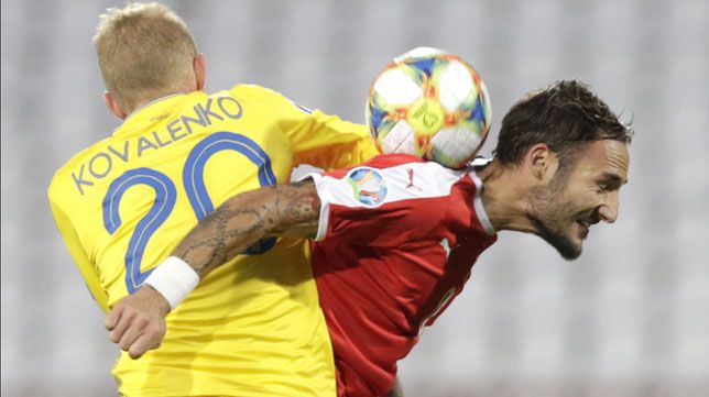  Gudelj, uno de los internacionales del Sevilla, en un partido con Serbia.