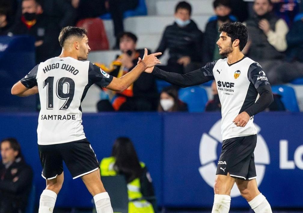  Guedes celebra el 2-1.