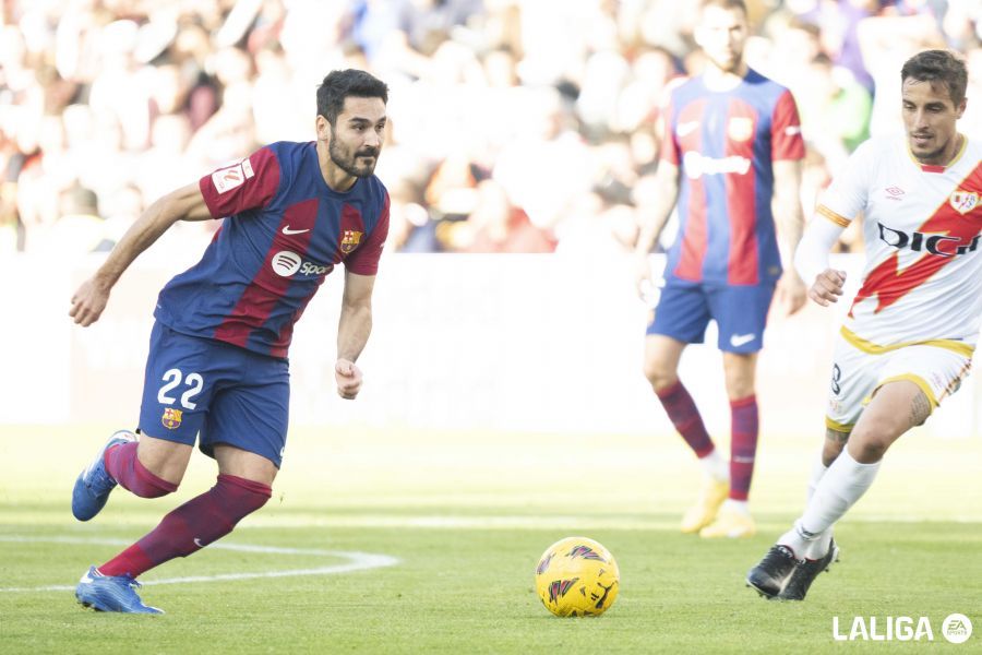  Gündogan y Trejo, durante el Rayo-Barcelona..