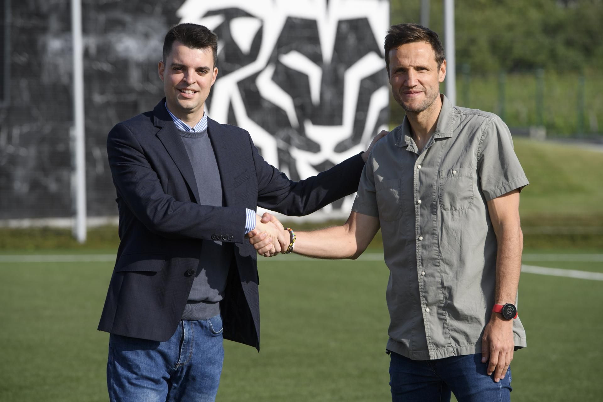 El D.D. Mikel González con Carlos Gurpegui, el nuevo entrenador del Bilbao Athletic.
