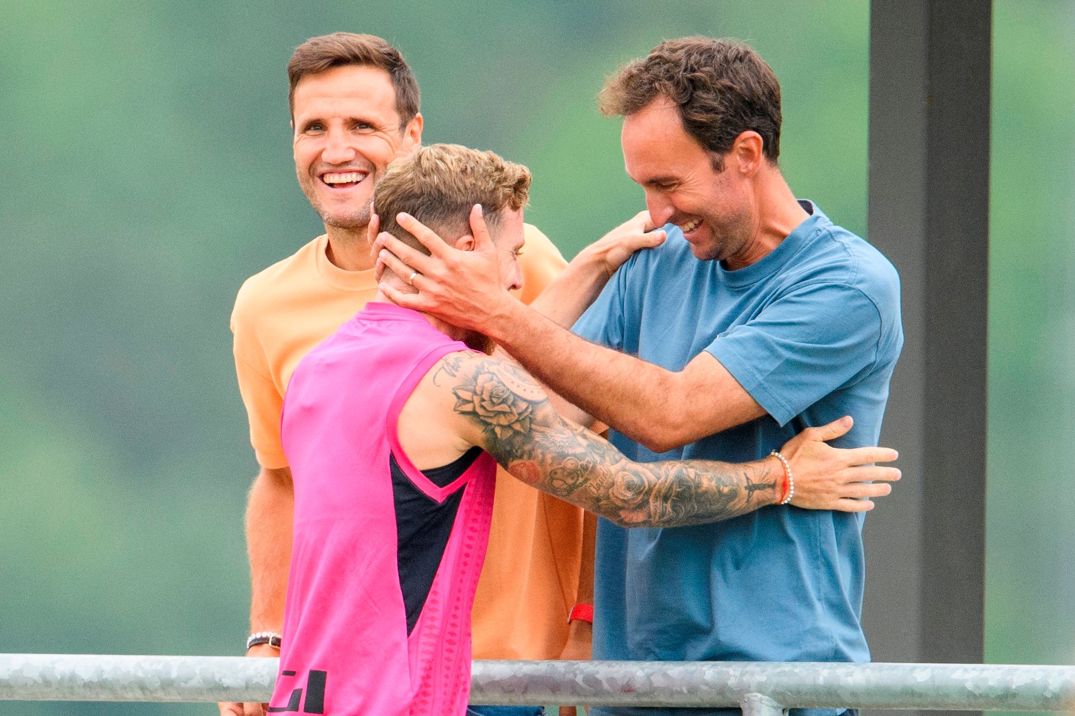 Iker Muniain saluda a Carlos Gurpegui y Ander Murillo en Lezama.