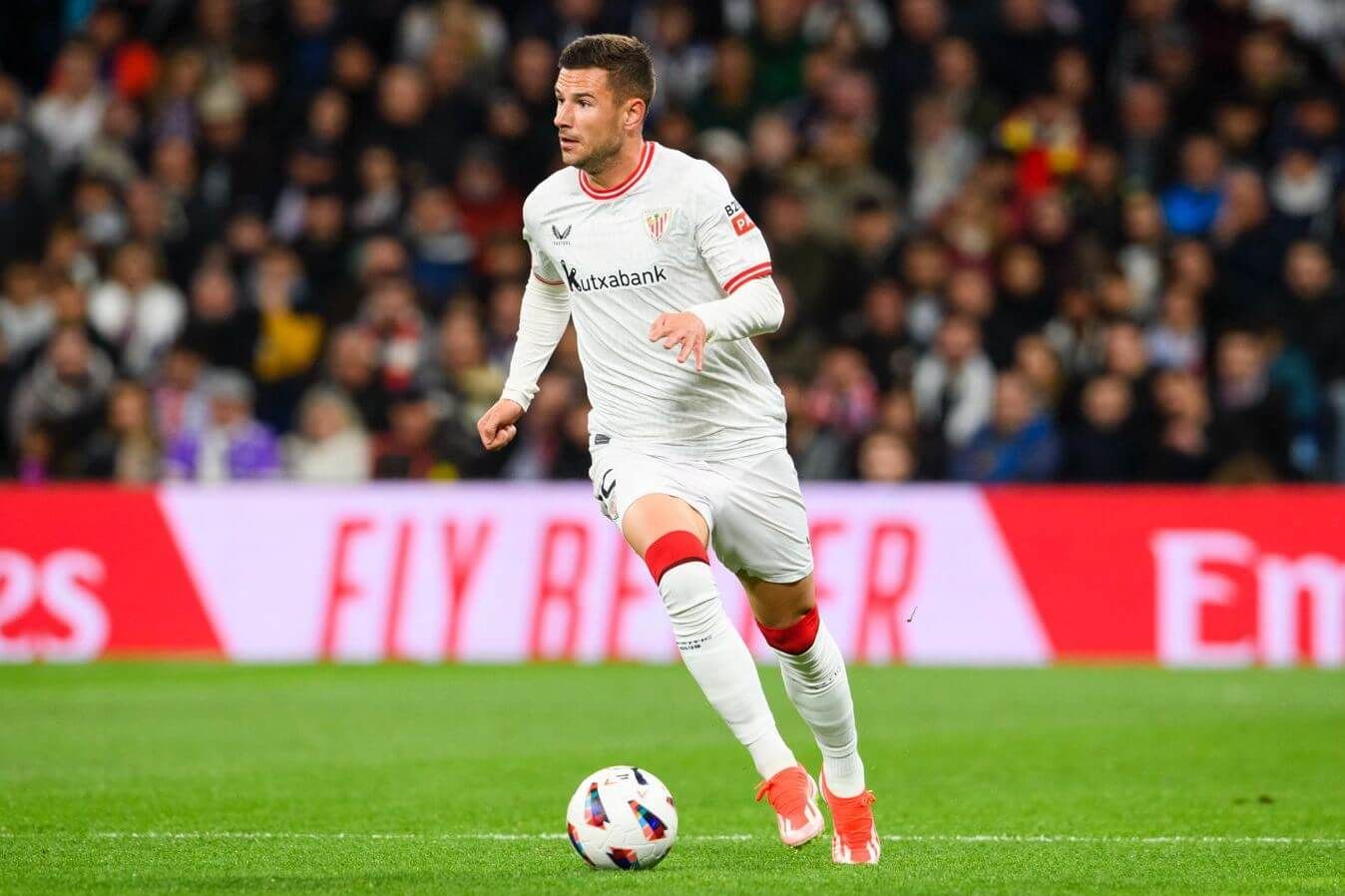 Gorka Guruzeta, la lleva ante el Real Madrid en el Santiago Bernabéu.