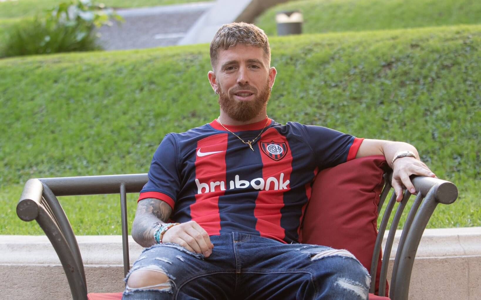 Iker Muniain, con la camiseta de su nuevo club.