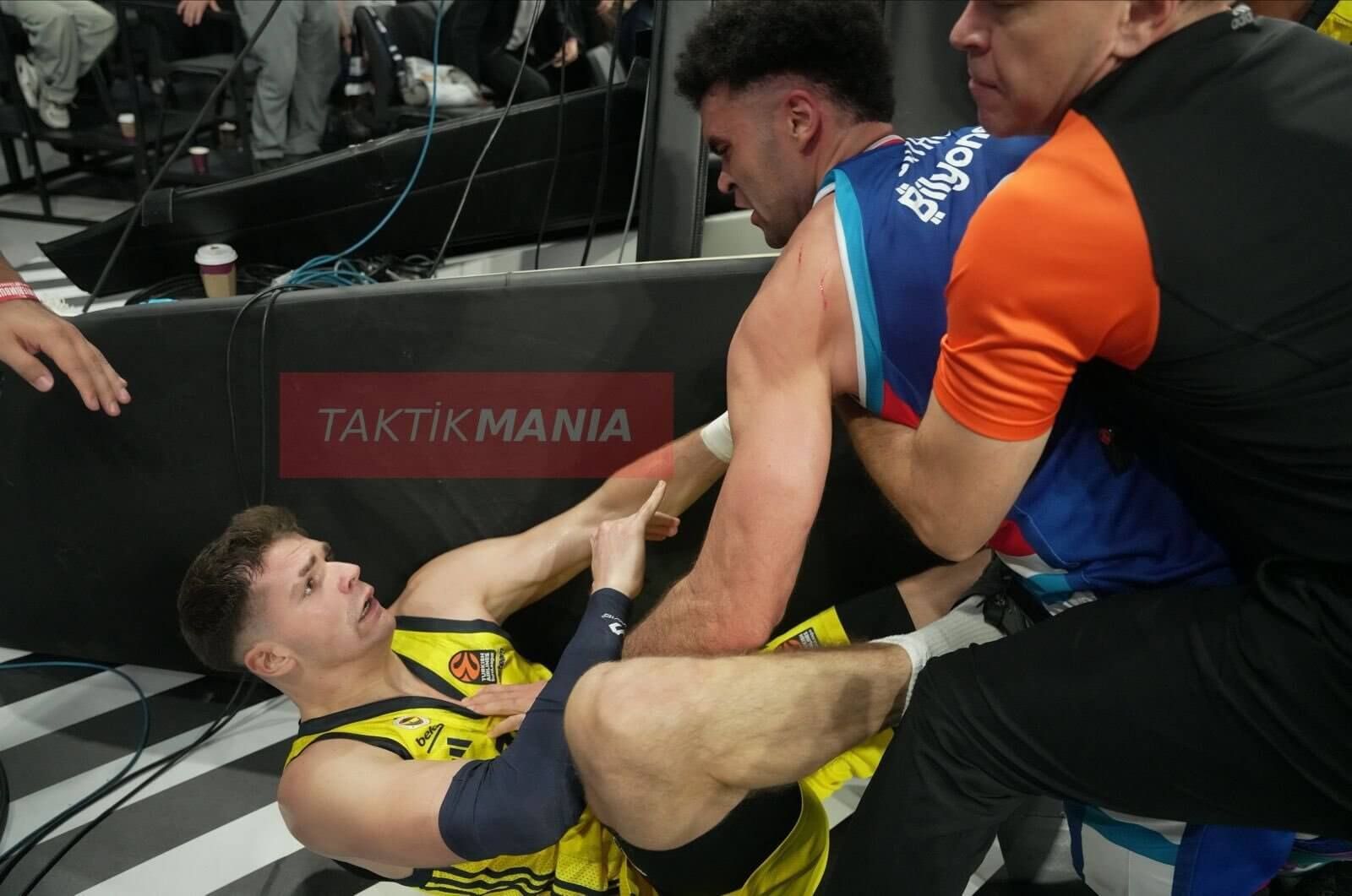 Imagen de la pelea entre Tarık Biberovic y Elijah Bryant