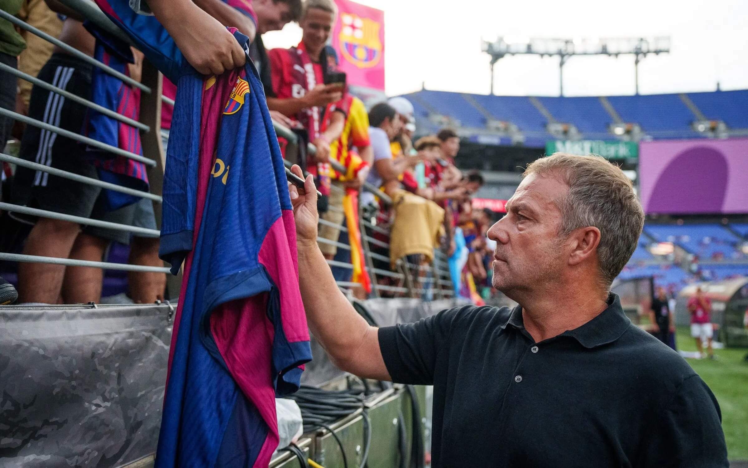  Hansi Flick firma autógrafos en la pretemporada del Barcelona.