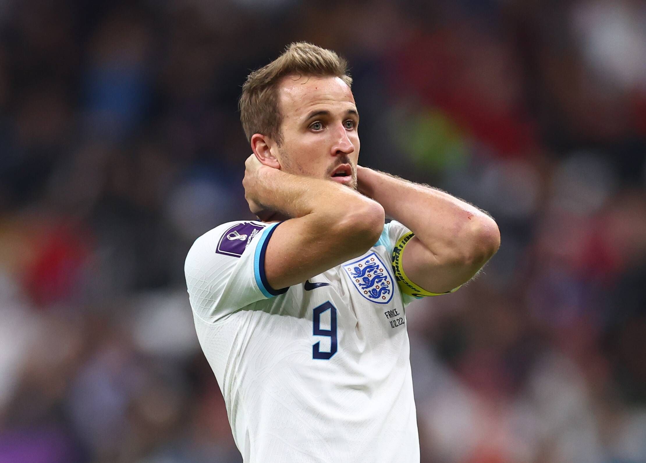  Harry Kane se lamenta de un fallo en el Inglaterra-Francia.