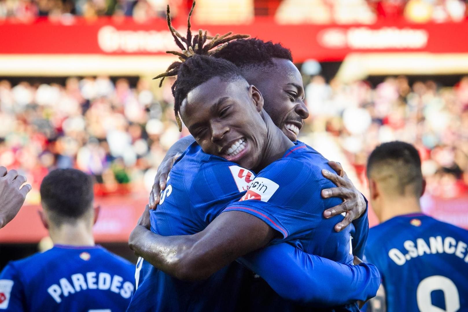 Abrazo de los hermanos Williams por un gol ante el Granada en Los Cármenes.