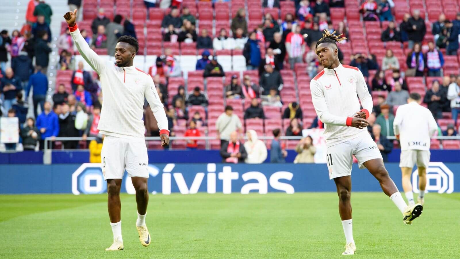 Los hermanos Iñaki y Nico Williams calientan para el partido ante el Atlético de Madrid en el Metropolitano.
