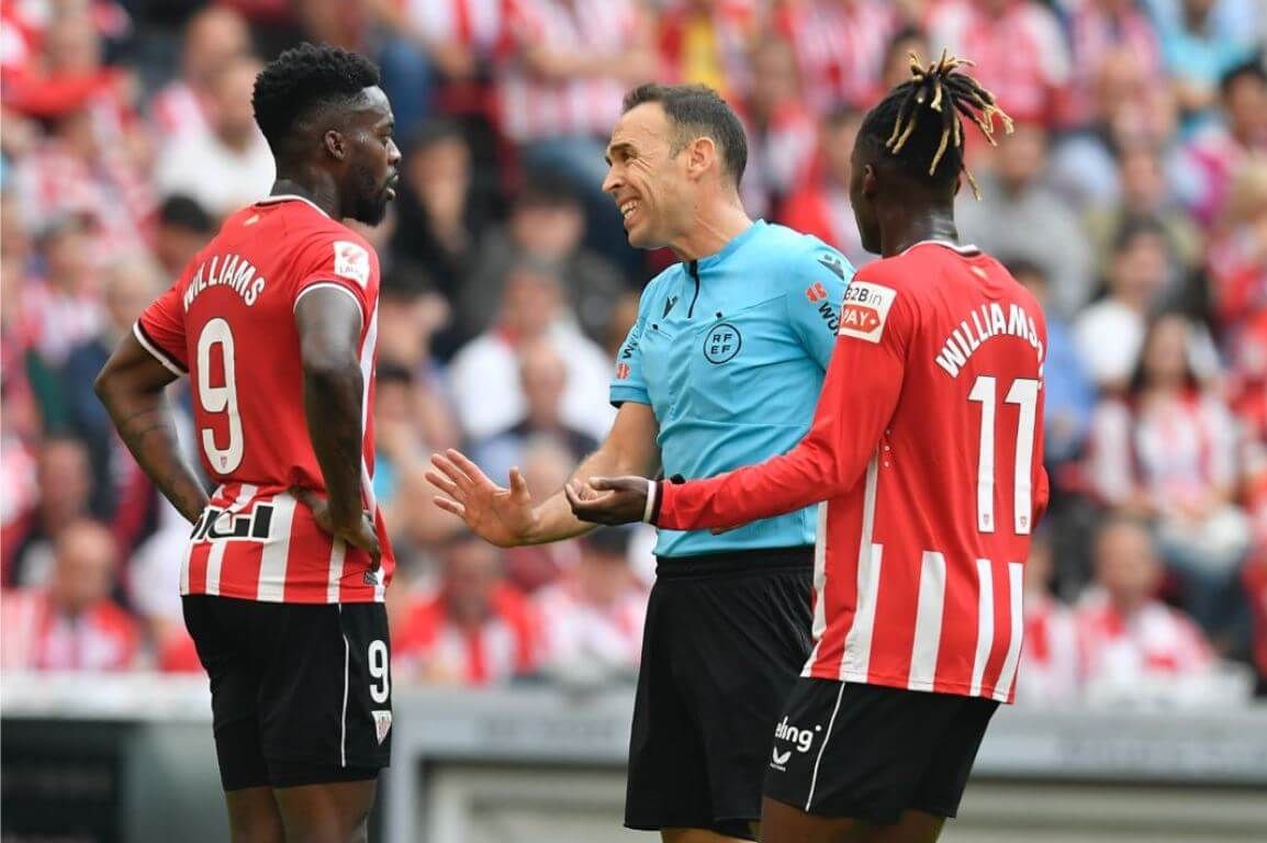  Iñaki y Nico Williams hablan con Cuadra, ante el Villarreal en San Mamés.