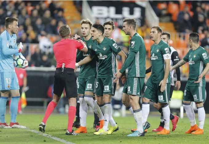  Hernández Hernández en el gol anulado a Bartra.