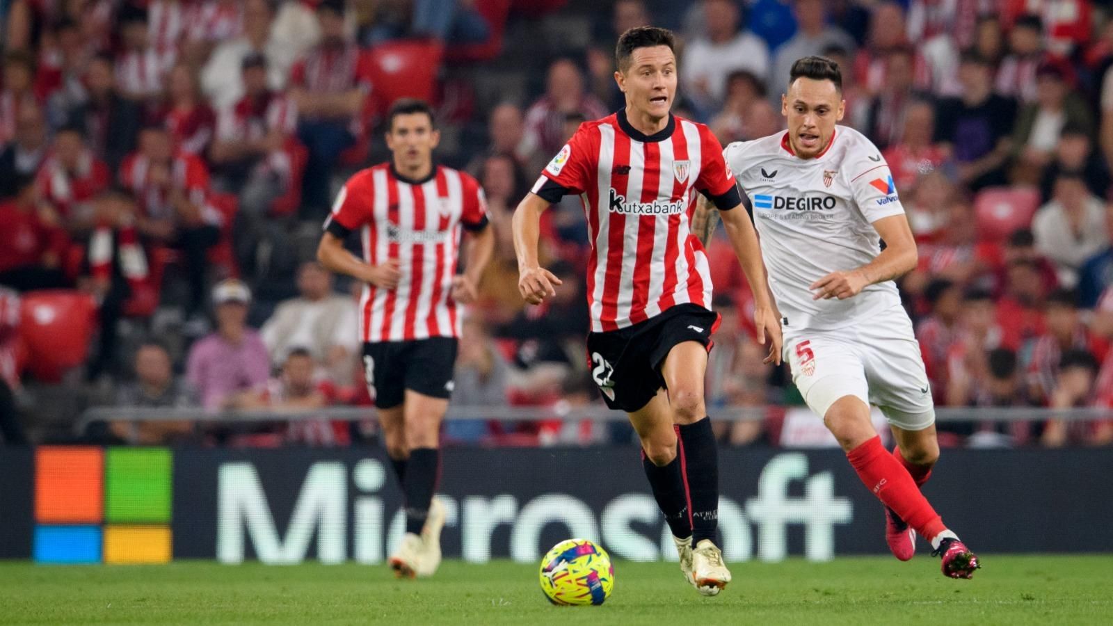  Ander Herrera la lleva ante el Sevilla en San Mamés.