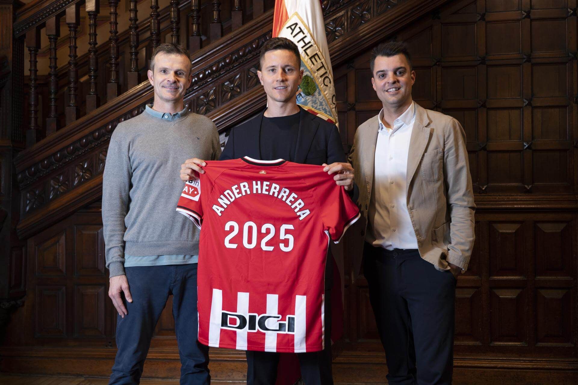 Jon Uriarte y Mikel González, con el renovado hasta 2025 Ander Herrera.