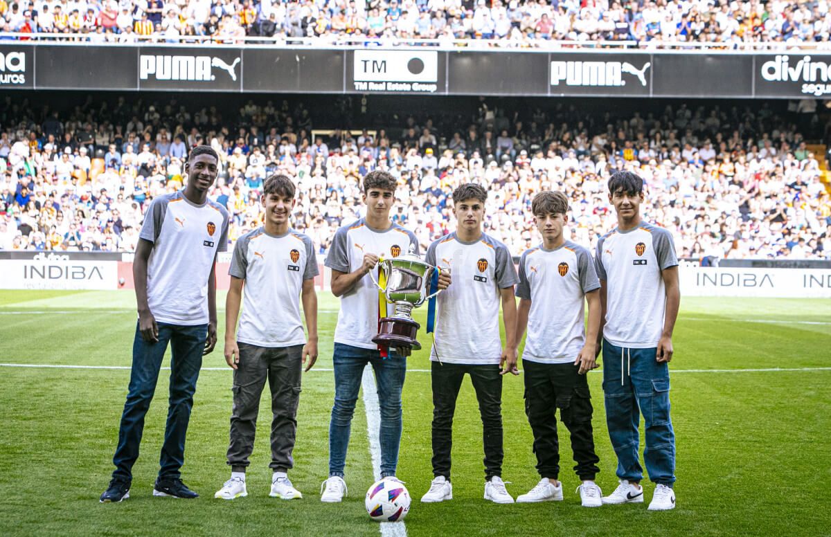 Homenaje al hermano de Mosquera y los chavales.