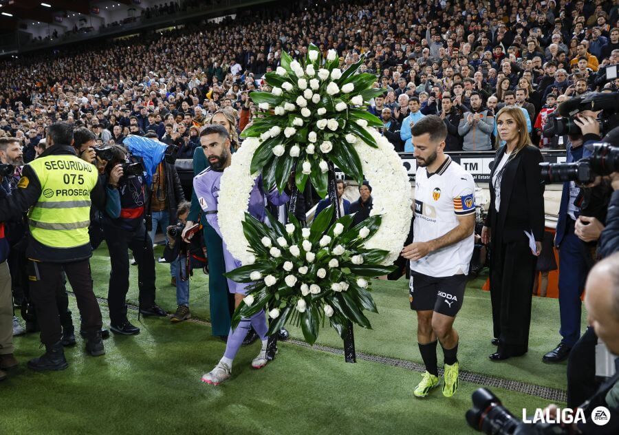  Homenaje por el incendio de Campanar en Mestalla.