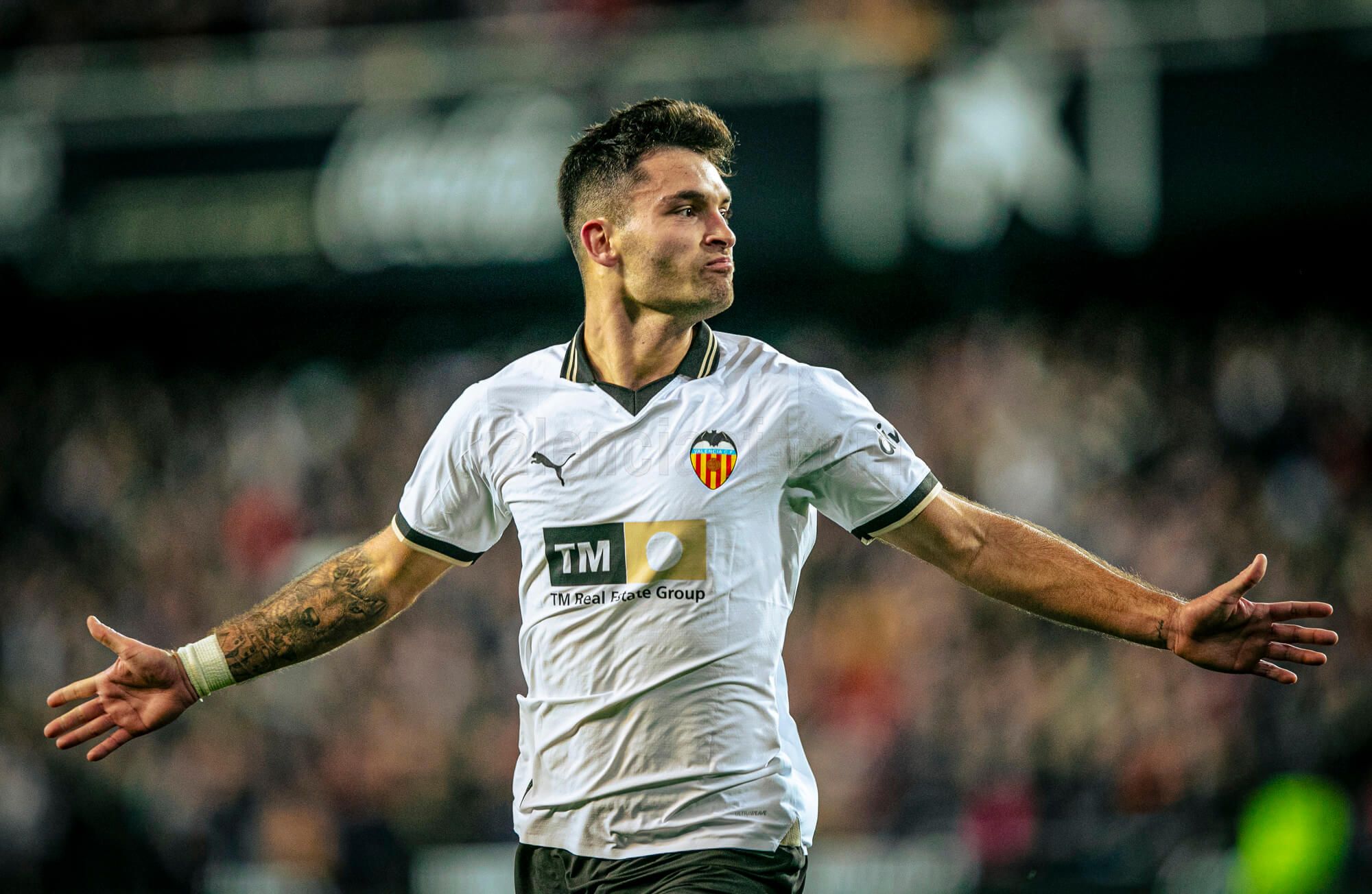 Hugo Duro celebra un gol en Mestalla.