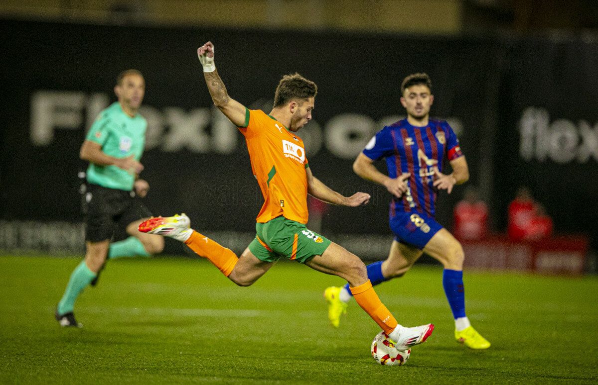 Hugo Duro, ante el CD Eldense.