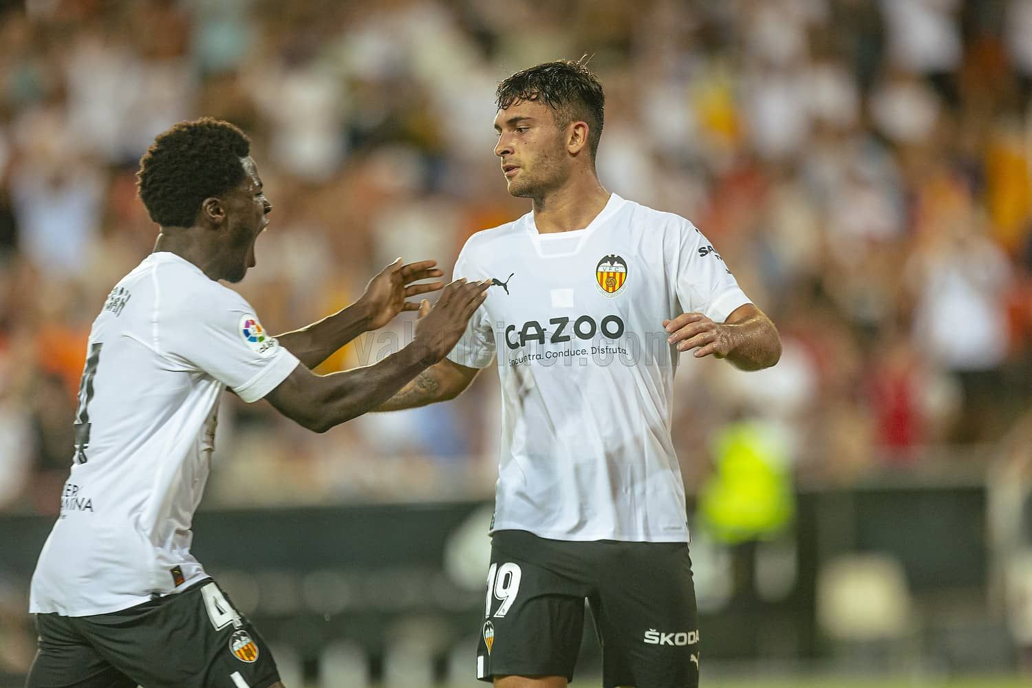 Hugo Duro celebra con Yunus un gol ante el Getafe CF.