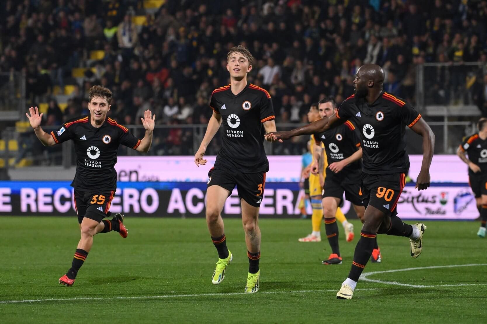  Huijsen celebra su golazo al Frosinone junto a Lukaku. (AS Roma)