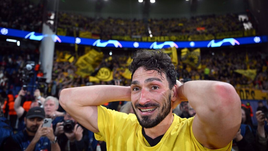  Mats Hummels celebra la victoria del Dortmund en París.