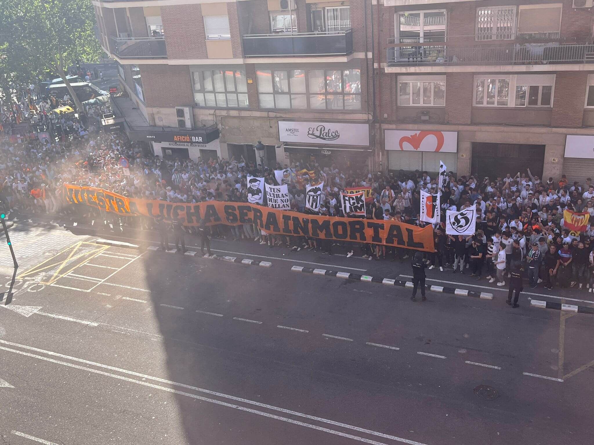  Humo antes del Valencia-Betis