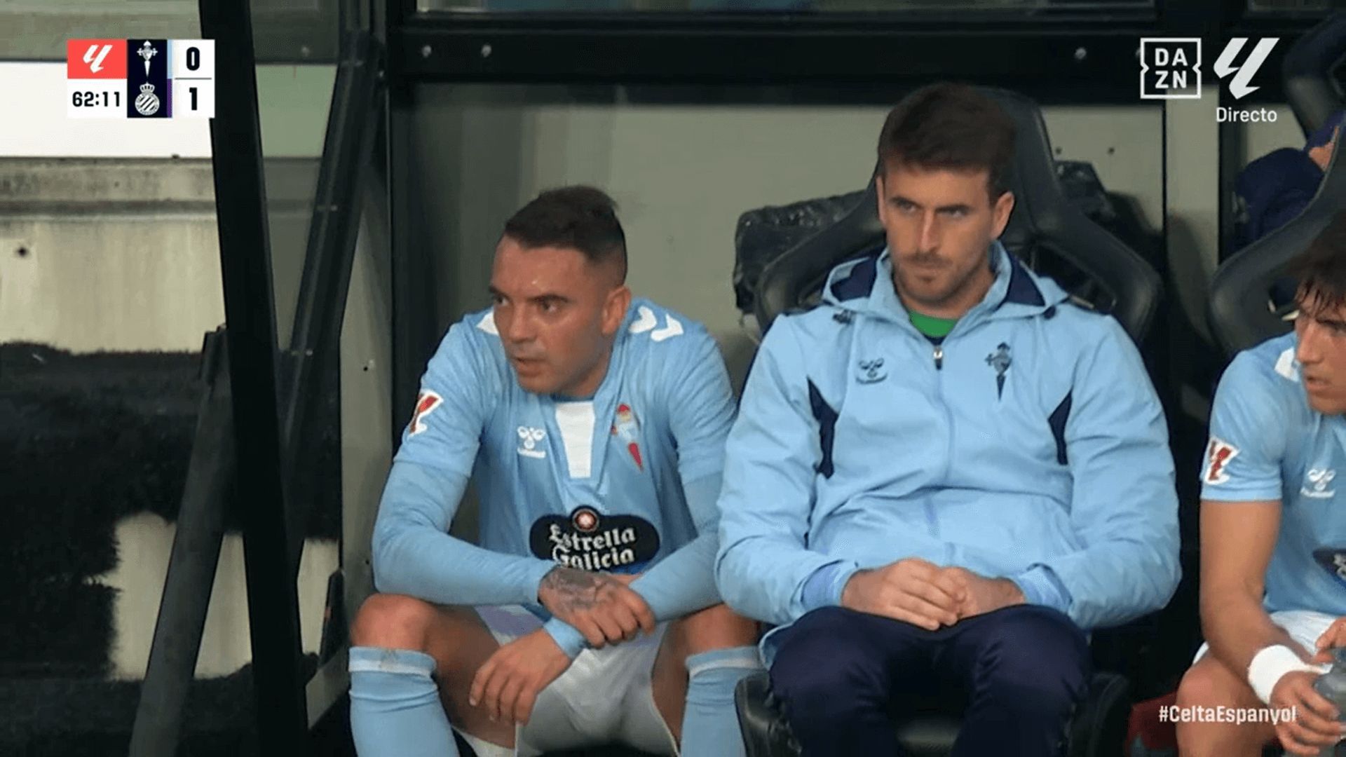 Iago Aspas, enfadado en el banquillo tras su cambio en el Celta-Espanyol.