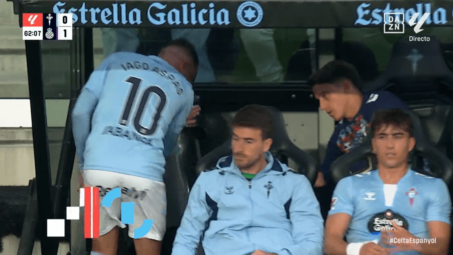 Iago Aspas patea el banquillo tras su cambio en el Celta-Espanyol.