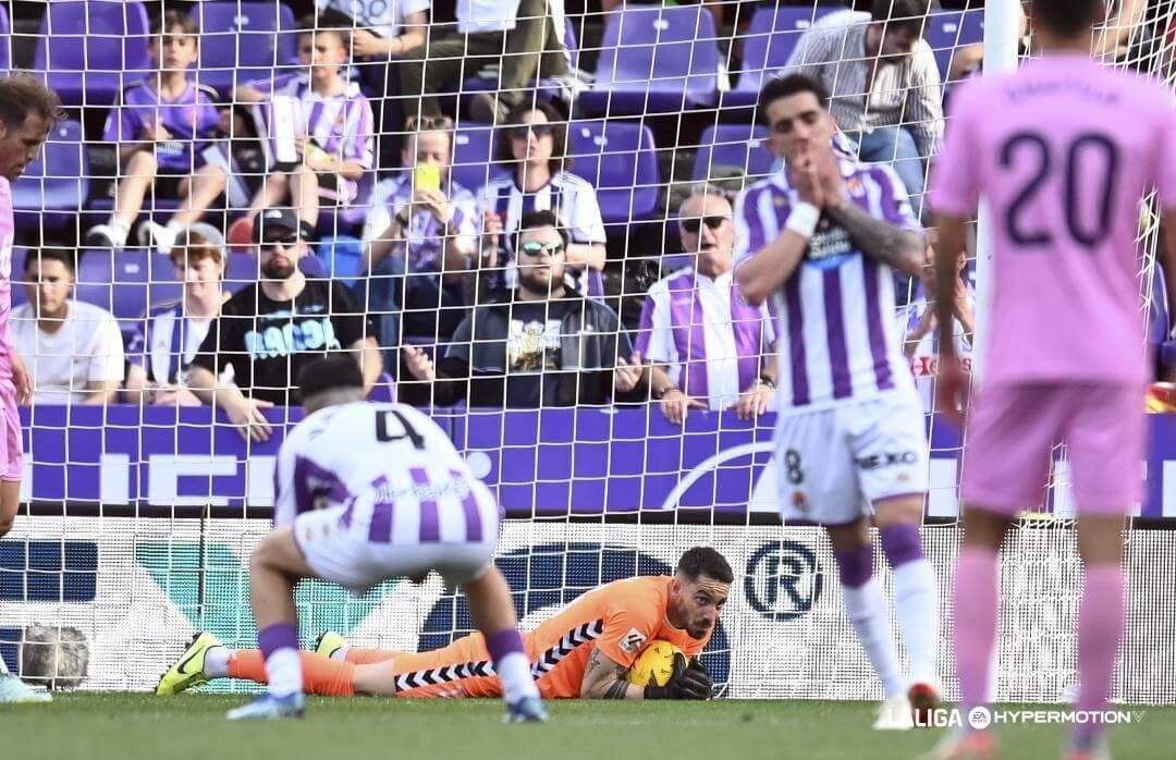  Parada de Ian Mackay  en el Valladolid - Eldense.