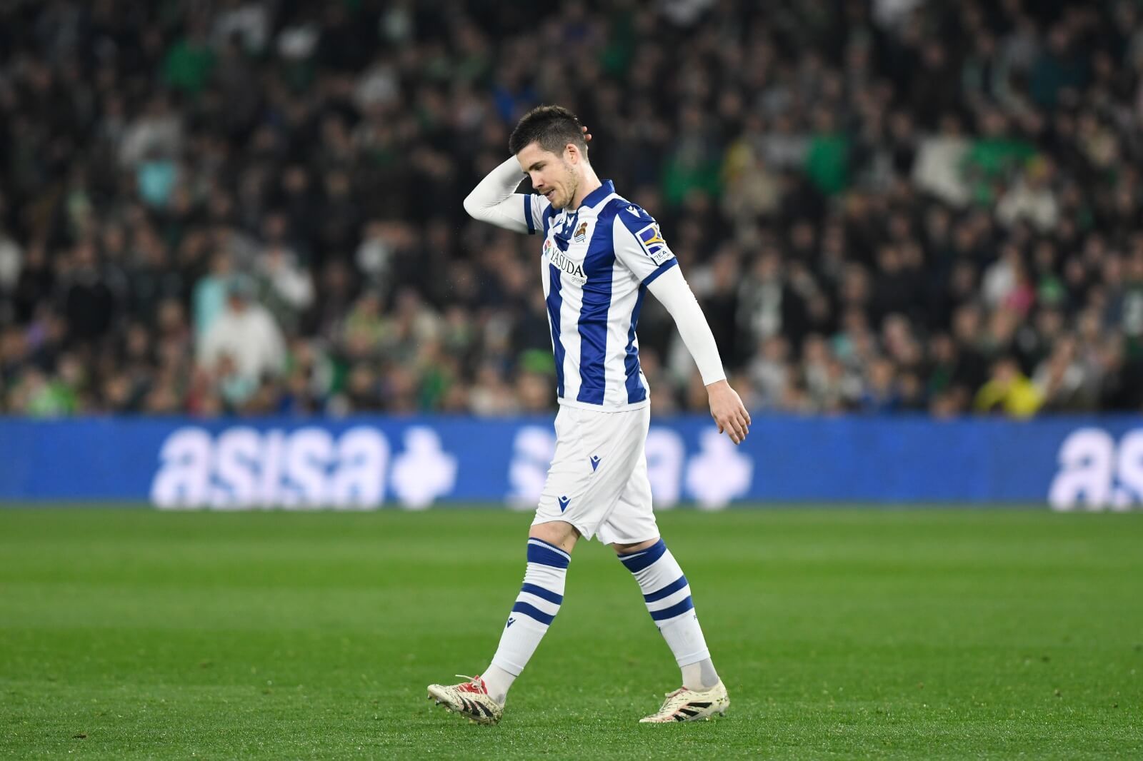 Igor Zubeldia se marcha del Benito Villamarín tras ver la roja.