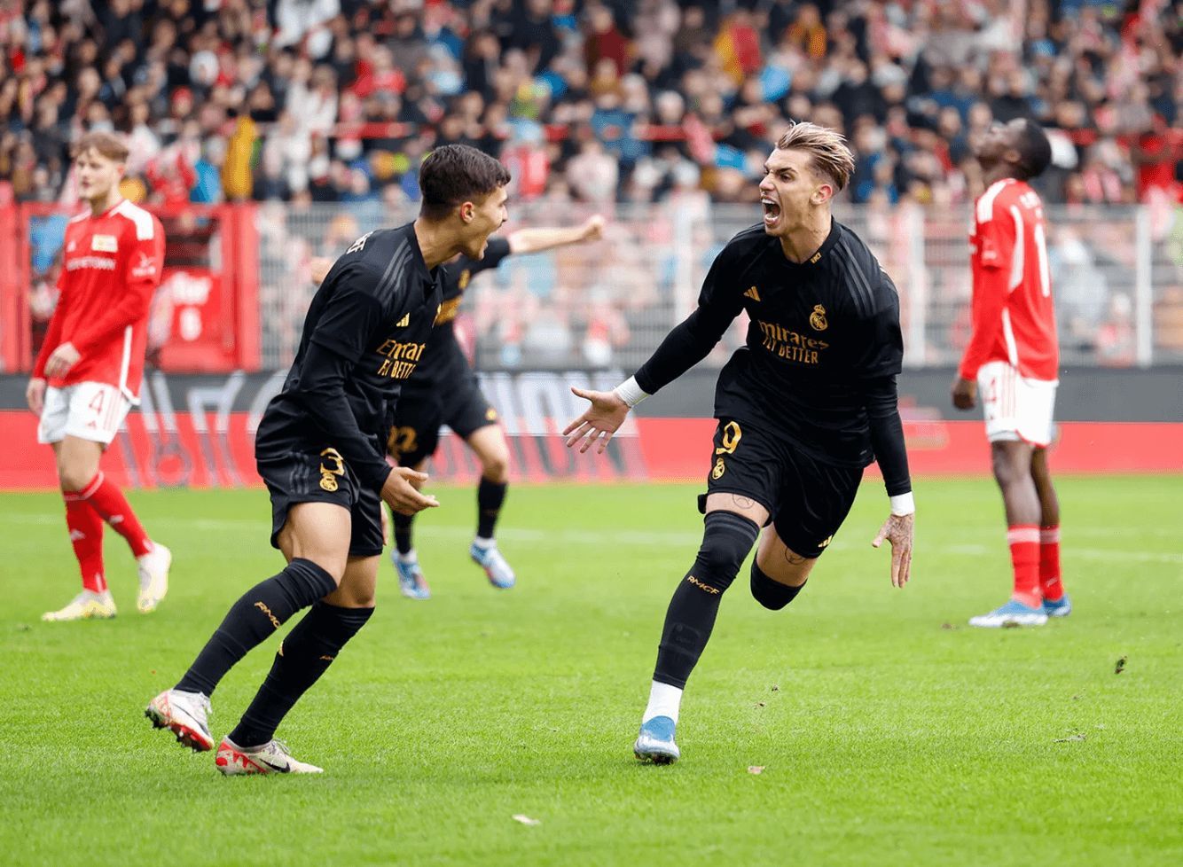 Iker Bravo celebra su gol al Unión Berlín.