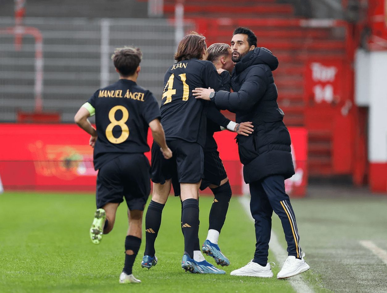  Iker Bravo celebra con Arbeloa y carios compañeros su gol al Unión Berlín.