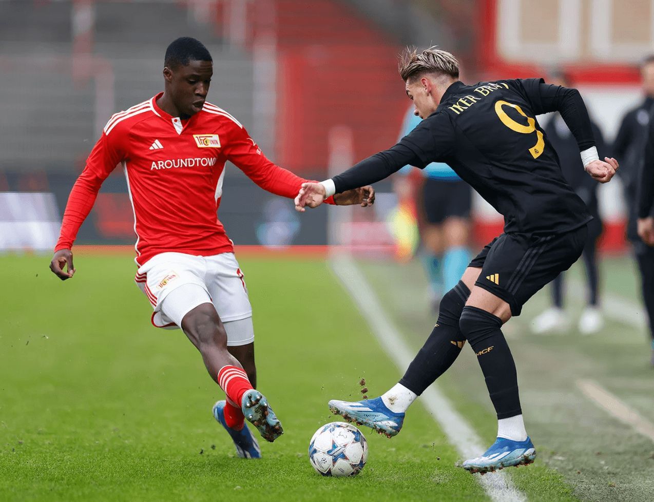  Iker Bravo controla un balón ante el Unión Berlín.