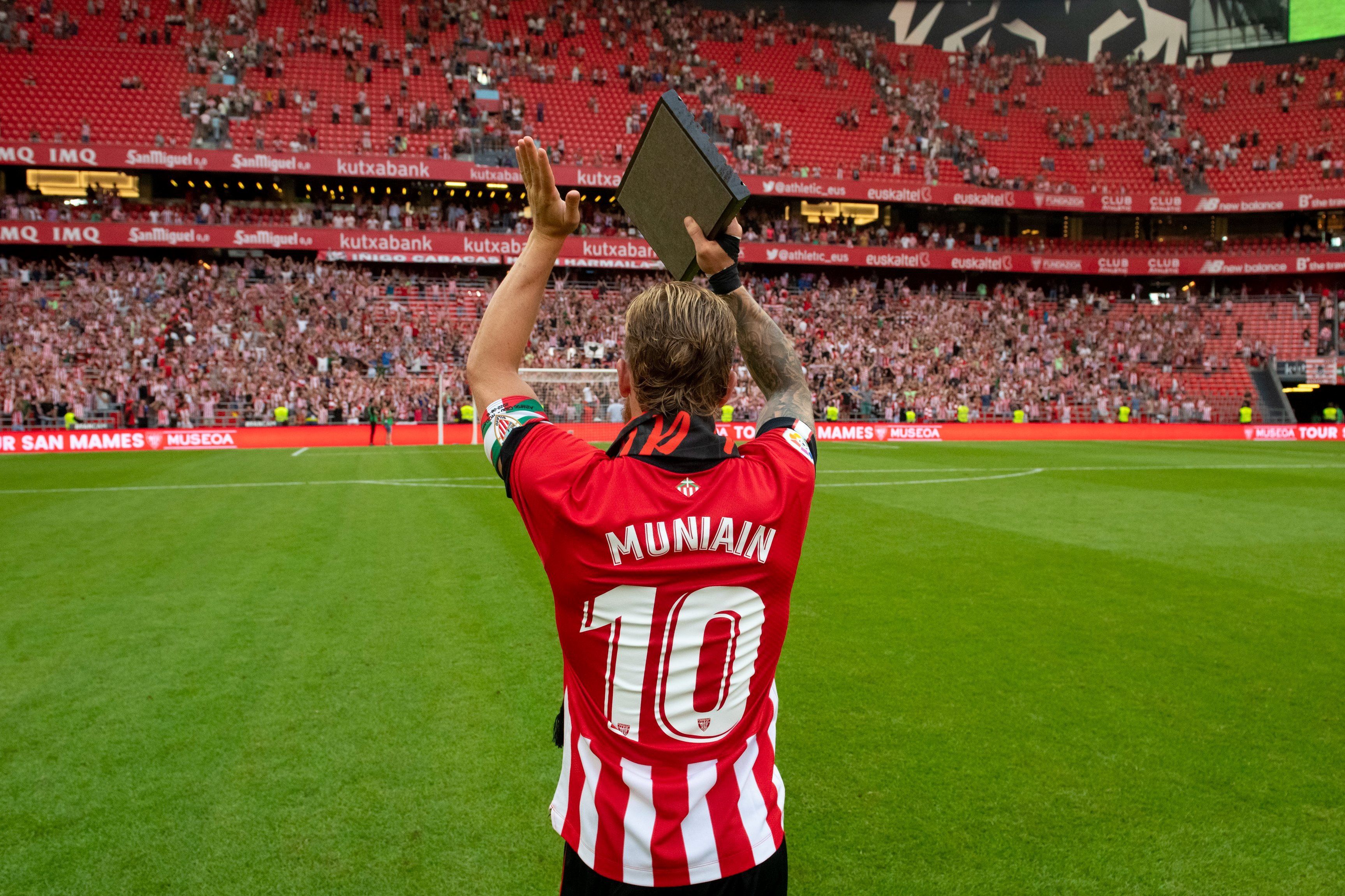 Iker Muniain agradece a la grada el apoyo en su partido 500.