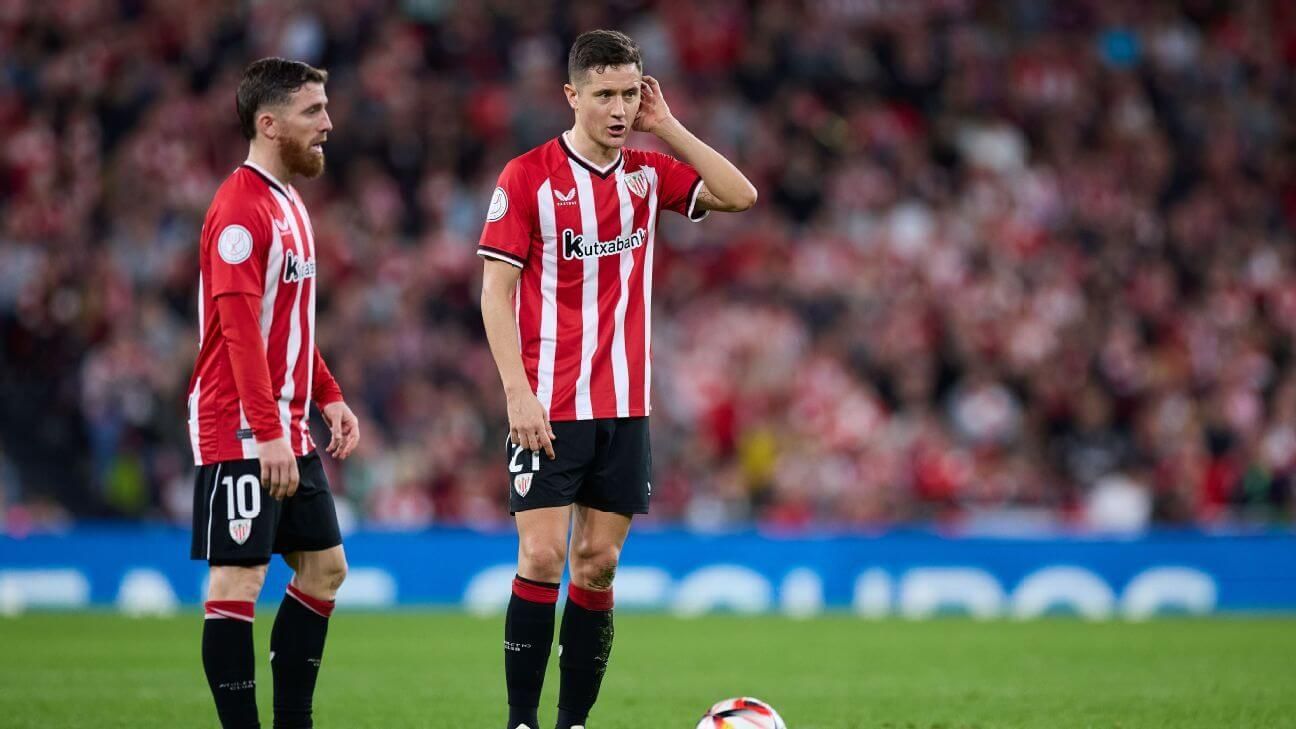  Iker Muniain y Ander Herrera se preparan para sacar una falta en el Athletic.
