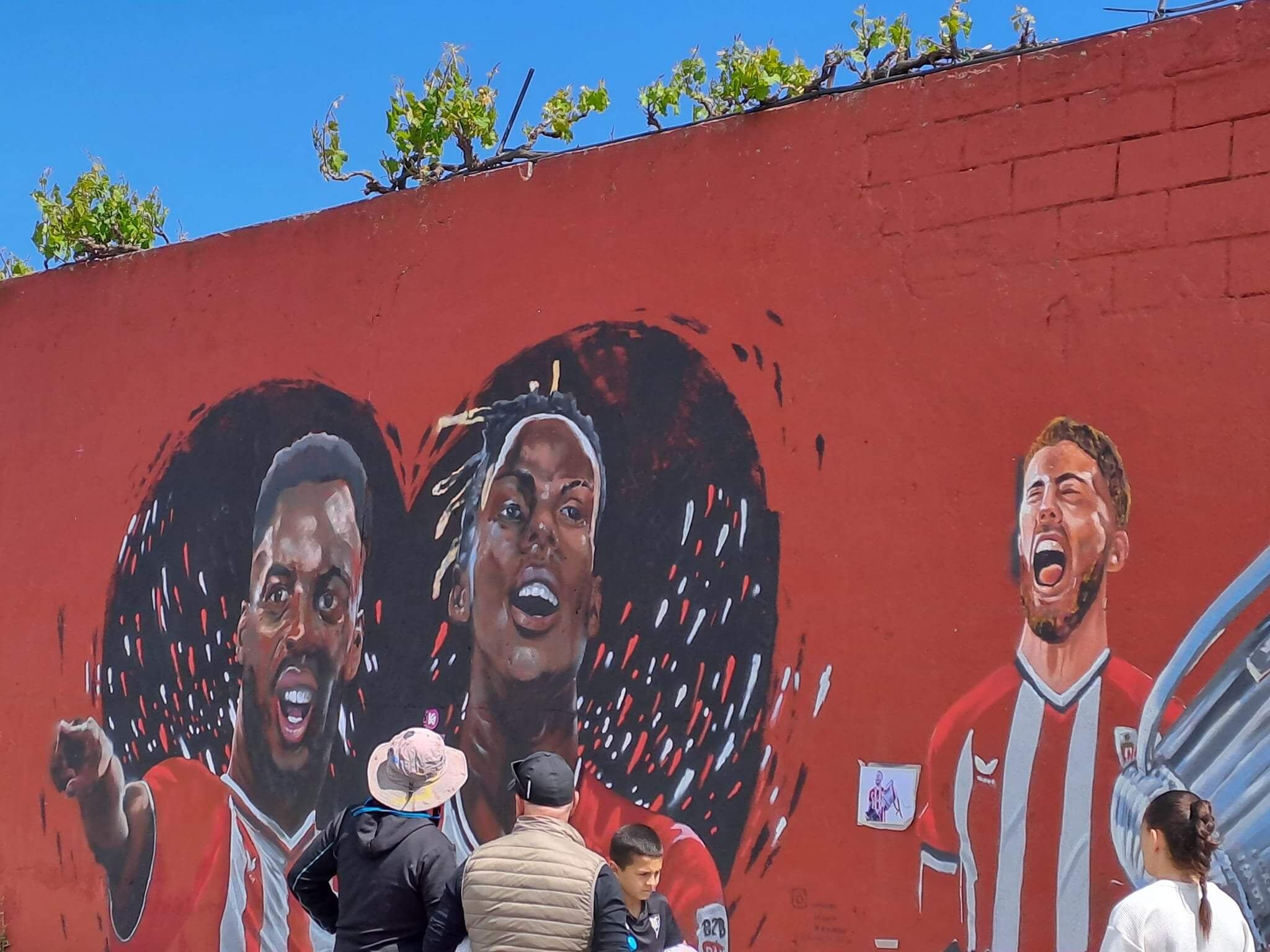  El capitán Iker Muniain, y la Copa, se suman al Mural dedicado a Iñaki y Nico Williams en Lutxana-Barakaldo.