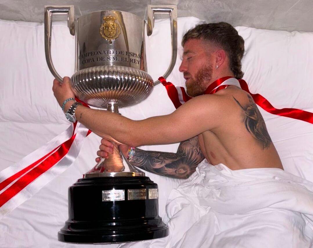  Iker Muniain durmiendo con la Copa del Rey.