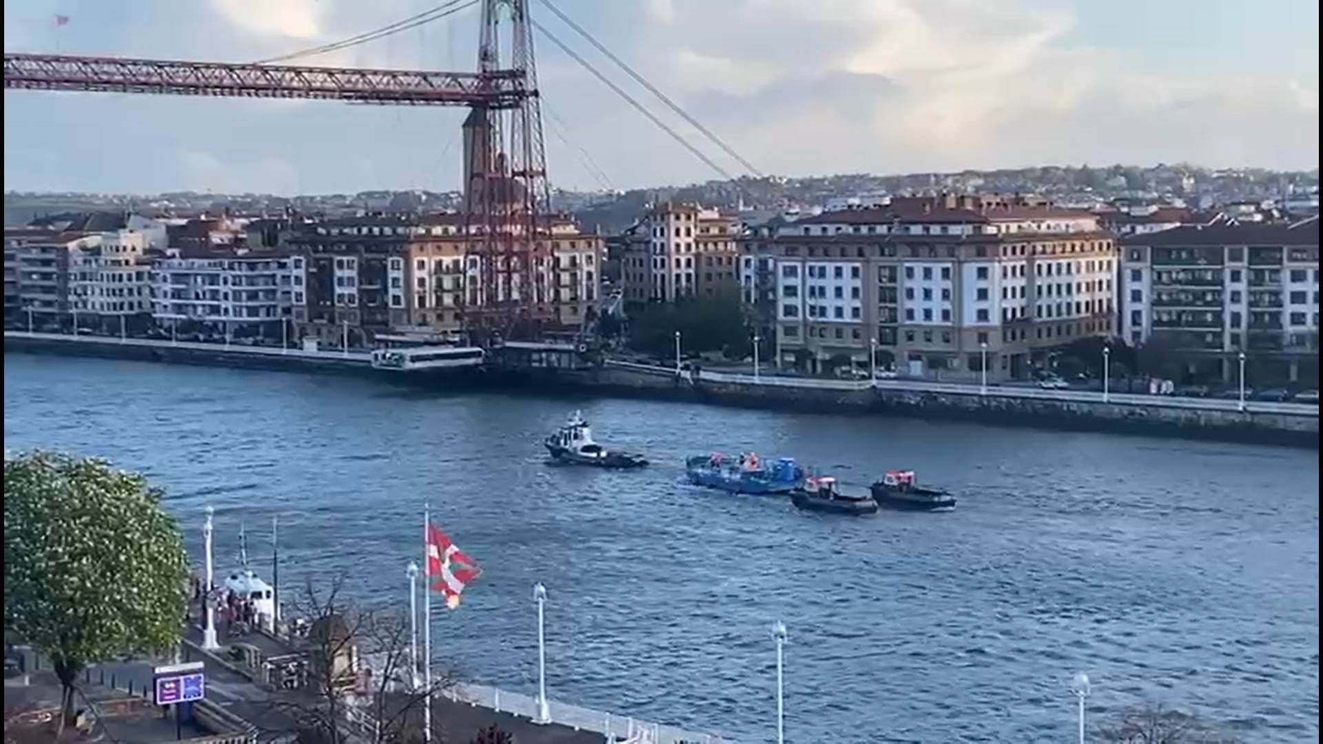  La gabarra Athletic pasa bajo el Puente Colgante en su camino hacia el Marítimo de Getxo, donde el jueves llevaría la plantilla de Ernesto Valverde.