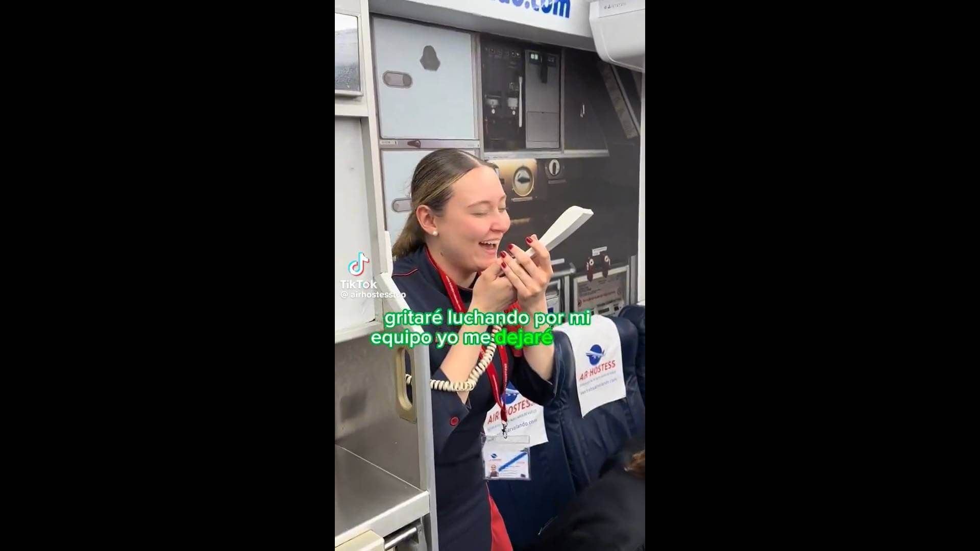  Una azafata canta el himno del Betis de Fondo Flamenco en pleno vuelo.
