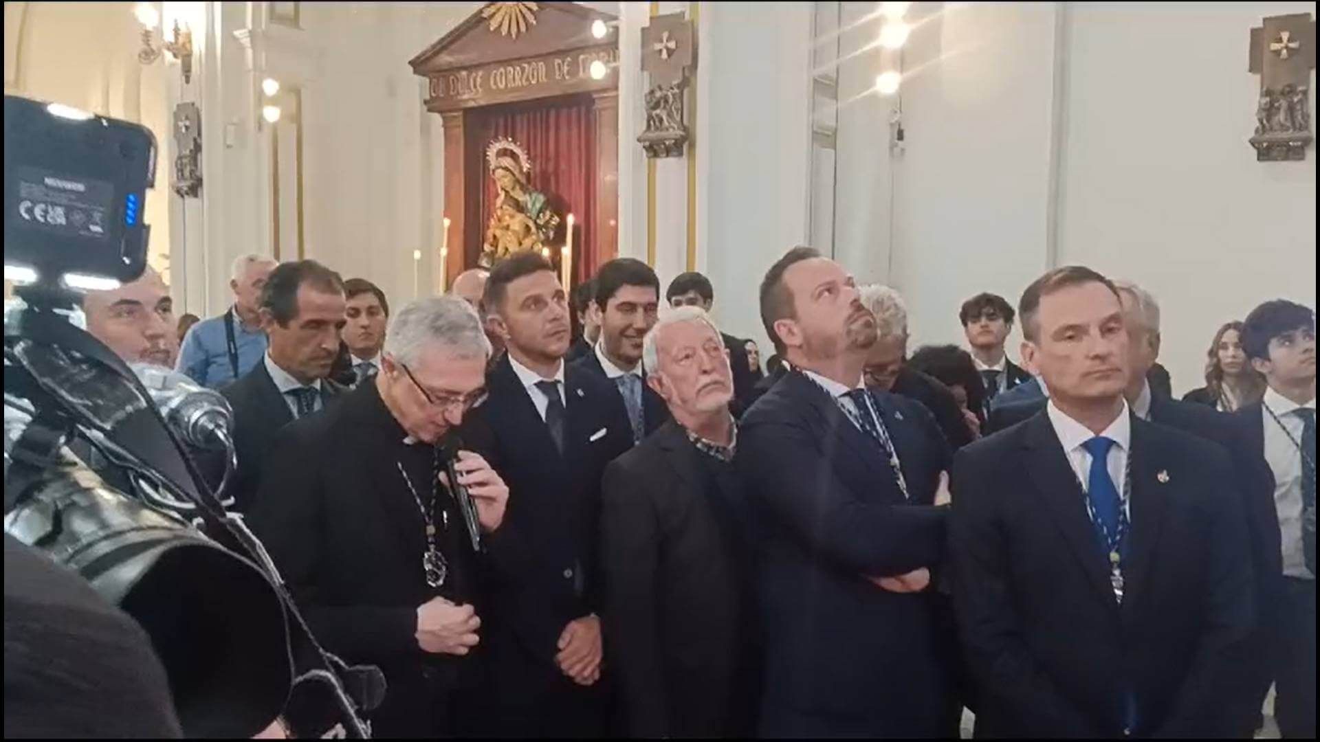  Joaquín, durante el discurso del sacerdote.