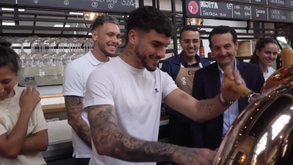 Isaac Romero y Lucas Ocampos tirando cerveza