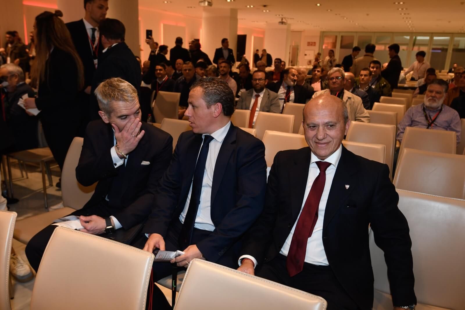 Del Nido Benavente y Enrique de la Cerda, en la Junta de Accionistas.