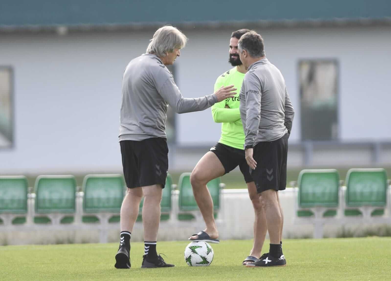  Isco Alarcón, Manuel Pellegrini y Alexis, charlando en el entrenamiento del viernes.