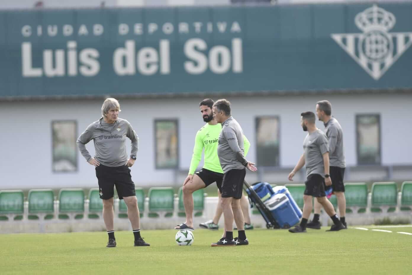  Isco Alarcón, Manuel Pellegrini y Alexis, charlando en el entrenamiento del viernes.