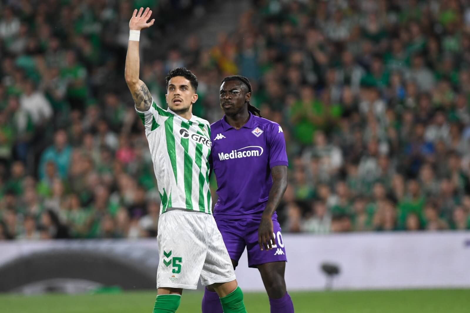  Marc Bartra, ante Moise Kean.